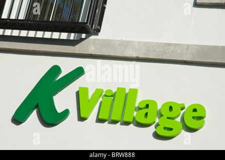 Signer pour K Village, un nouveau point de vente au détail dans la région de Windermere, Cumbria, Angleterre, Royaume-Uni Banque D'Images