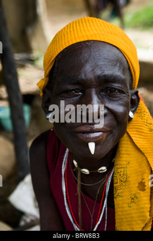 Une femme tribal avec une dent de sanglier inséré à sa lèvre inférieure. Banque D'Images