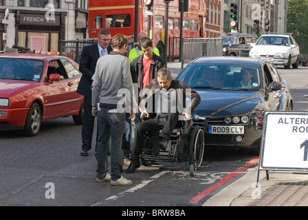 Rowan Atkinson, se rend à un fauteuil roulant motorisé pour tondeuse set Johnny English, le retour New Bridge Street, London EC4 UK. Banque D'Images