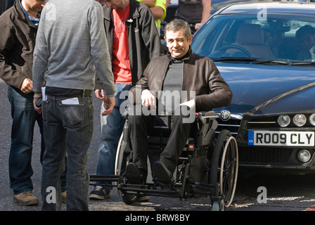 Rowan Atkinson, prépare pour l'action tondeuse fauteuil roulant motorisé sur Johnny English, le retour 2 New Bridge Street, EC4 London UK Banque D'Images