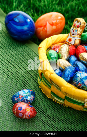 Panier de Pâques sur une pelouse avec des oeufs de Pâques Banque D'Images