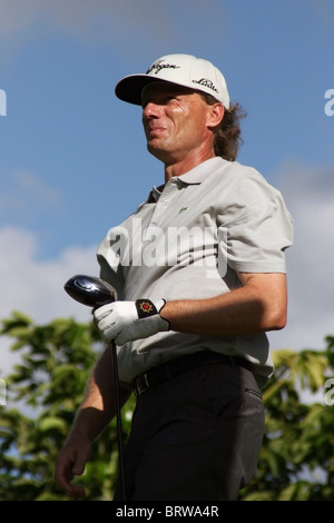 PGA golfeur allemand Bernhard Langer tees off pendant une ronde de pratique avant le Sony Open 2005 à Hawaii. Banque D'Images