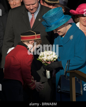 Britains La reine Elizabeth assiste à la cérémonie de baptême de son dernier paquebot de ligne la Reine Elizabeth à Southampton Banque D'Images