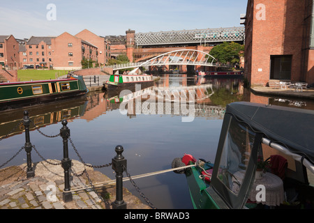 Le Castlefield, Manchester, Angleterre, Royaume-Uni, Europe. Narrowboats dans le bassin du Canal de Bridgewater en milieu urbain Heritage Park. Banque D'Images