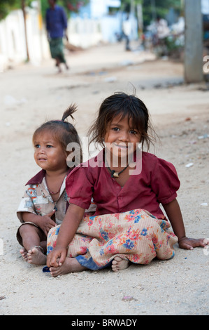 Les jeunes Indiens de castes inférieures pauvres street fille et son petit frère assis dans la rue. L'Inde. Selective focus Banque D'Images