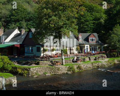Fingle Bridge Inn par Fingle Bridge et de la rivière Teign dans Parc National de Dartmoor. Drewsteignton, Devon, Angleterre. Banque D'Images