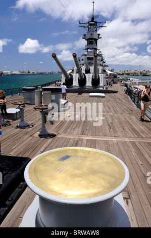 Étrave de 15 000 livres, et treuil sur le pont arrière du cuirassé Missouri. Le Cuirassé Missouri Memorial, Pearl Harbor, Hawaii Banque D'Images