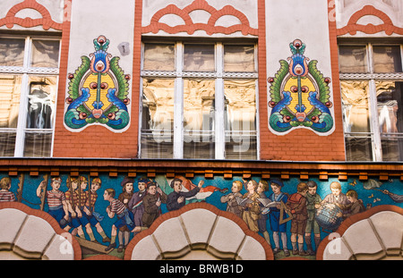 Mosaïques Art nouveau sur l'école primaire Budapest Hongrie Europe Banque D'Images