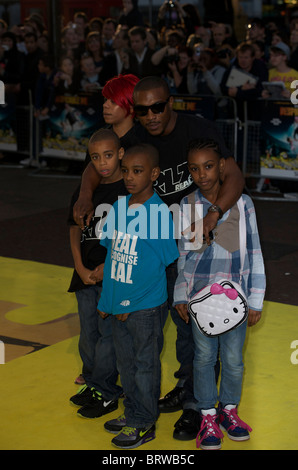Ashley Walters et ses enfants assister à la London Uk Premiere de Détestable moi ' ' à l'Empire Leicester Square en octobre 2010 Banque D'Images