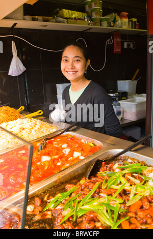 London Camden Lock Market Ville , belle jolie Asian teenage girl smiling rire sur Thai oriental food Banque D'Images