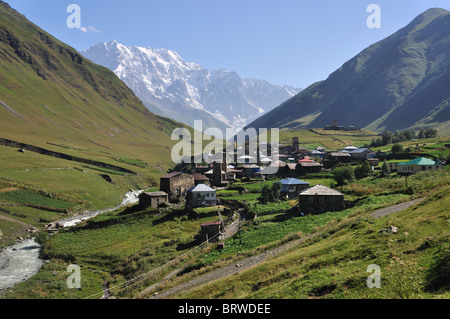 Très beau village de l'UNESCO et Usghuli dans Upper Svaneti, Georgia. Banque D'Images