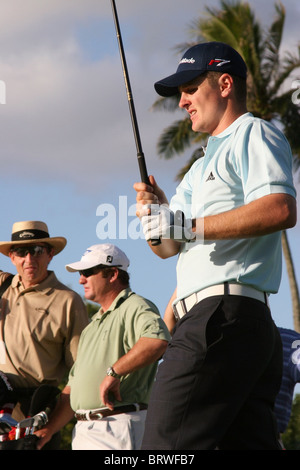 England's Justin Rose tees off au 11ème trou pendant une ronde de pratique avant le Sony Open 2005 à Hawaii. Banque D'Images