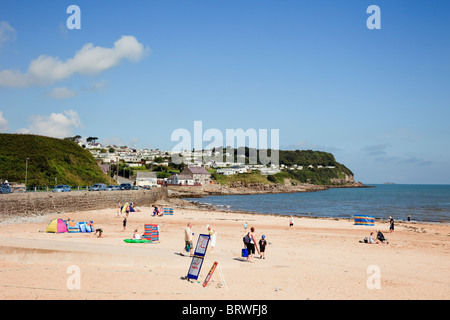 Les vacanciers se trouvent sur une plage de sable tranquille au début de l'été. Benllech, Île d'Anglesey, pays de Galles du Nord, Royaume-Uni, Grande-Bretagne. Banque D'Images