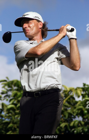 PGA golfeur allemand Bernhard Langer tees off pendant une ronde de pratique avant le Sony Open 2005 à Hawaii. Banque D'Images