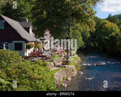 Fingle Bridge Inn par Fingle Bridge et de la rivière Teign dans Parc National de Dartmoor. Drewsteignton, Devon, Angleterre. Banque D'Images
