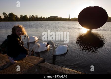 Les œuvres de l'artiste Anish Kapoor appelé Sky Mirror, une partie de son tournant le monde à l'Envers afficher dans les jardins de Kensington. Banque D'Images