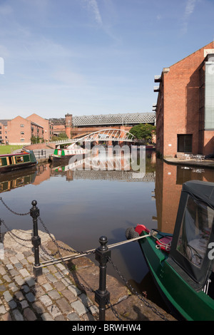 Le Castlefield, Manchester, Angleterre, Royaume-Uni, Europe. Narrowboats dans le bassin du Canal de Bridgewater en milieu urbain Heritage Park. Banque D'Images