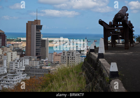 Un vieux canon de Fort Adélaïde, surplombant la ville de Port Louis et port maritime. Banque D'Images