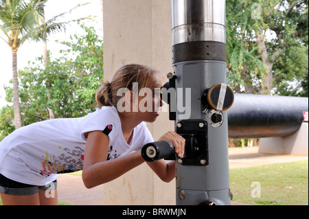 Enfant de 11 ans, à l'intermédiaire de périscope de sous-marin. USS Bowfin Submarine Museum et parc, Pearl Harbor, New York USA Banque D'Images
