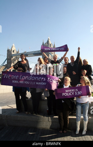 London's tsiganes et voyageurs de protestation devant l'Hôtel de ville que le maire Boris Johnson exigeantes arrêter les ignorer Banque D'Images