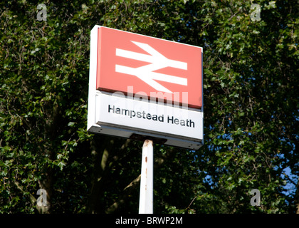 Inscrivez-vous sur Hampstead Heath Overground railway station, London Banque D'Images