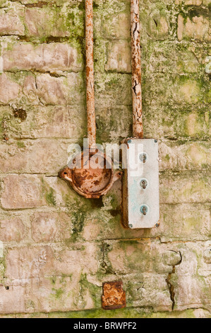 Abandon de paysage urbain aperçu de l'interrupteur d'éclairage électrique rouillée unique prise et wall Banque D'Images