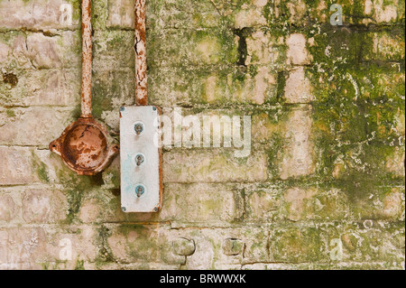 Abandon de paysage urbain aperçu de l'interrupteur d'éclairage électrique rouillée unique prise et wall Banque D'Images