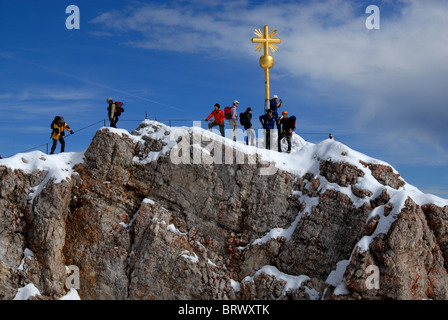 Sommet et croix du Zugspitze, Bavière, Allemagne Banque D'Images