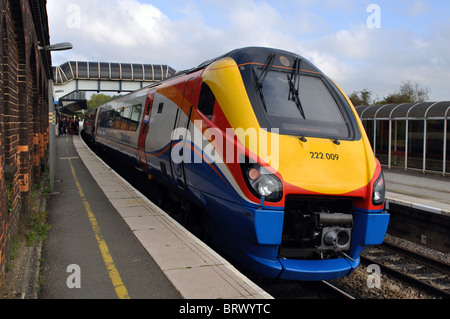 East Midlands Trains au diesel de la gare de Wellingborough, Northamptonshire, England, UK Banque D'Images