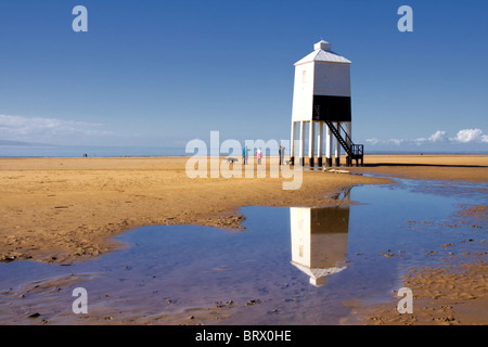 Bas de la plage phare à Burnham-on-Sea reflète dans l'eau Banque D'Images