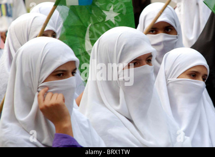 Les femmes voilées des partisans du Jamat-e-Islami (JI) écouter discours de leurs dirigeants pendant Yakjehti (Solidarité) Cachemire rally Banque D'Images