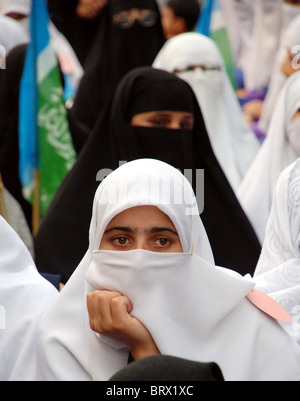 Les femmes voilées des partisans du Jamat-e-Islami (JI) écouter discours de leurs dirigeants pendant Yakjehti (Solidarité) Cachemire rally Banque D'Images