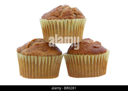 Trois muffins aux bananes empilés et isolé sur fond blanc Banque D'Images