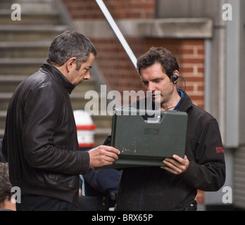 Rowan Atkinson discussion avec un technicien sur le plateau de Johnny English, le retour 2, rue Pilgrim, EC4, ville de Londres. Banque D'Images