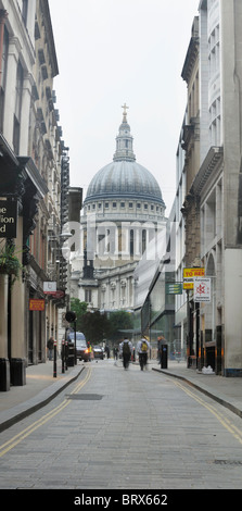 La Cathédrale de St Paul, photographié à partir de Watling Street, London uk Banque D'Images