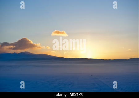 Aube sur Paysage enneigé Banque D'Images