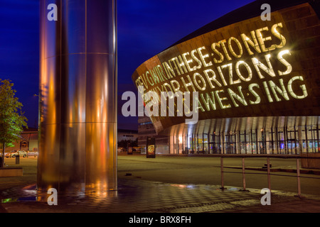 Avant de Cardiff Millennium Centre complexe artistique et tour de l'eau fontaine illuminée la nuit. L'architecture moderne dans la baie de Cardiff, Glamorgan, Pays de Galles, Royaume-Uni. Banque D'Images