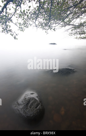 Paysage brumeux à Dramstad dans le lac Vansjø, Rygge kommune, Østfold fylke, la Norvège. Banque D'Images