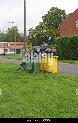 Wheelie bins et sacs de déchets en attente d'être recueillis Banque D'Images
