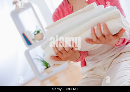 Close up of Woman Folded Towels Banque D'Images