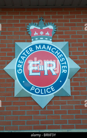 Logo de la Greater Manchester Police sur le mur de la station de police de Wythenshawe.Manchester, Royaume-Uni. Banque D'Images