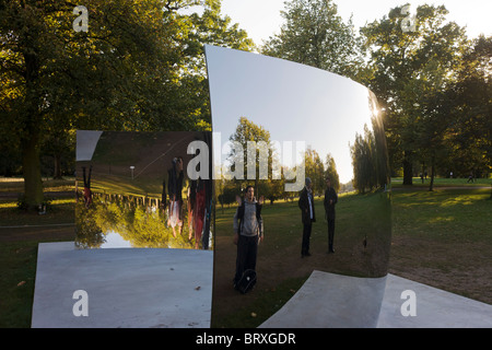 Les œuvres de l'artiste Anish Kapoor appelé le C-Curve, une partie de son tournant le monde à l'Envers montrent à la Serpentine Gallery. Banque D'Images