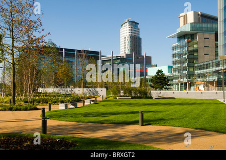 Les bâtiments et l'éclairage MediaCityUK colonnes à partir de la 'Green' de la piazza. Salford Quays, Manchester, Royaume-Uni. Banque D'Images