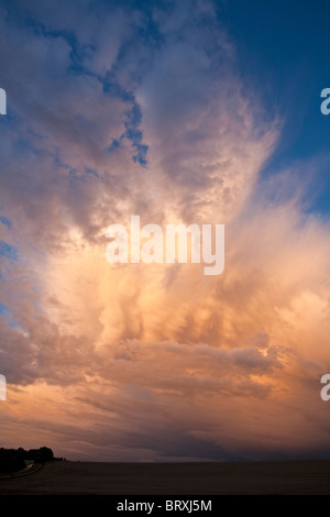 Centre d'orage sur le coucher du soleil dans la campagne bretonne Hampshire Banque D'Images