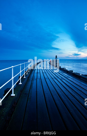 Dawn octobre West Pier de Whitby, North Yorkshire Banque D'Images