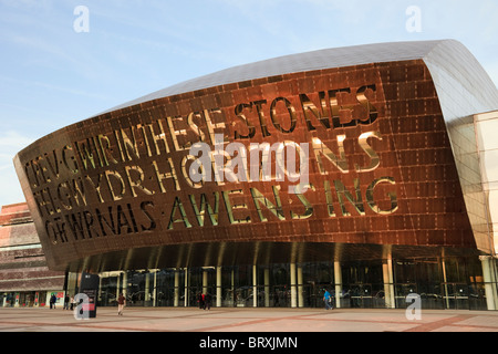 Scène de rue à l'extérieur Millennium Centre complexe artistique/entrée. Roald Dahl Plass, la baie de Cardiff, Cardiff, Glamorgan, Pays de Galles, Royaume-Uni, Angleterre Banque D'Images