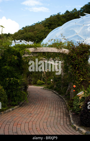 Pergola et à la voie d'Eden Project à Cornwall, Royaume-Uni Banque D'Images