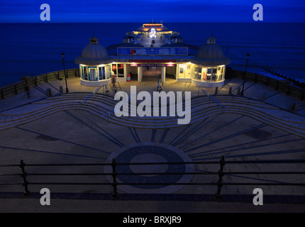 Sur la jetée de Cromer Norfolk Coast en début de soirée. Banque D'Images