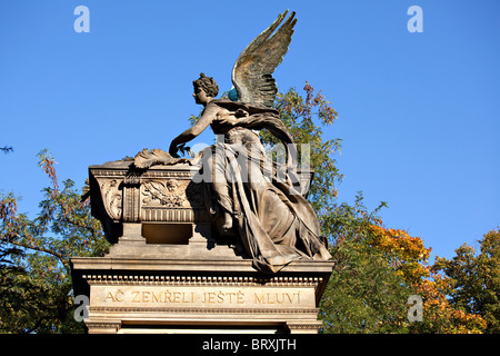 Vieux memorial à Prague, plus de ciel Banque D'Images