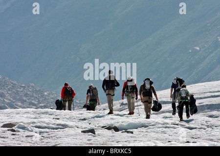 Nettoyage de la MER DE GLACE ORGANISÉ PAR LE CLUB ALPIN FRANÇAIS, CHAMONIX, HAUTE-SAVOIE (74), FRANCE Banque D'Images